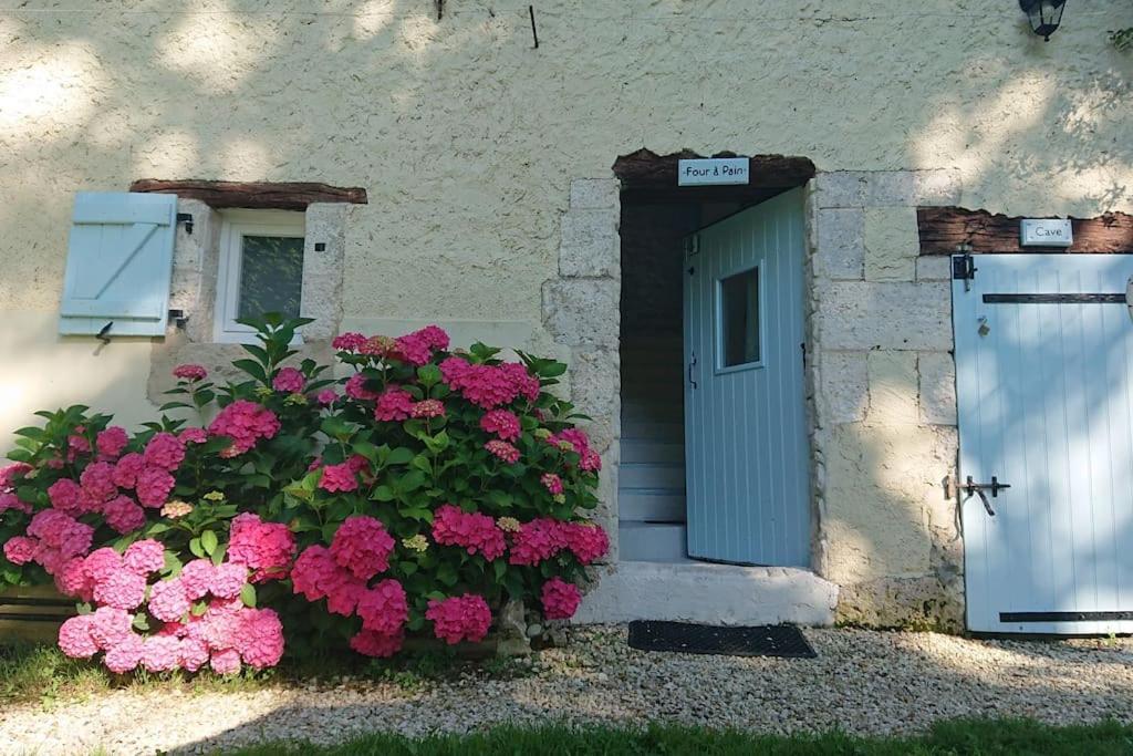 Entire Apartment With Swimming Pool Near Aubeterre Saint-Romain  Εξωτερικό φωτογραφία