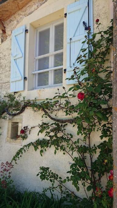 Entire Apartment With Swimming Pool Near Aubeterre Saint-Romain  Εξωτερικό φωτογραφία