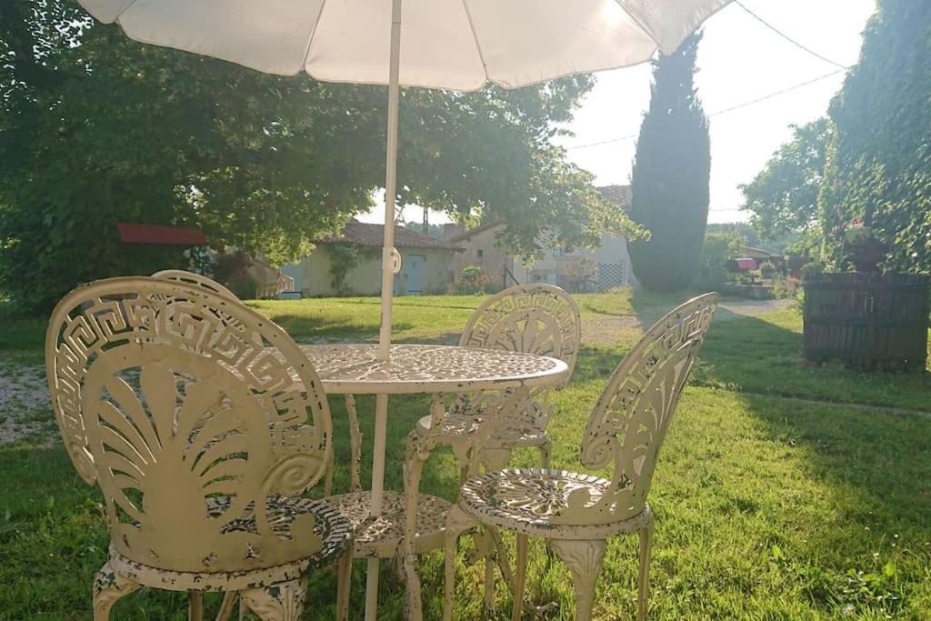 Entire Apartment With Swimming Pool Near Aubeterre Saint-Romain  Εξωτερικό φωτογραφία