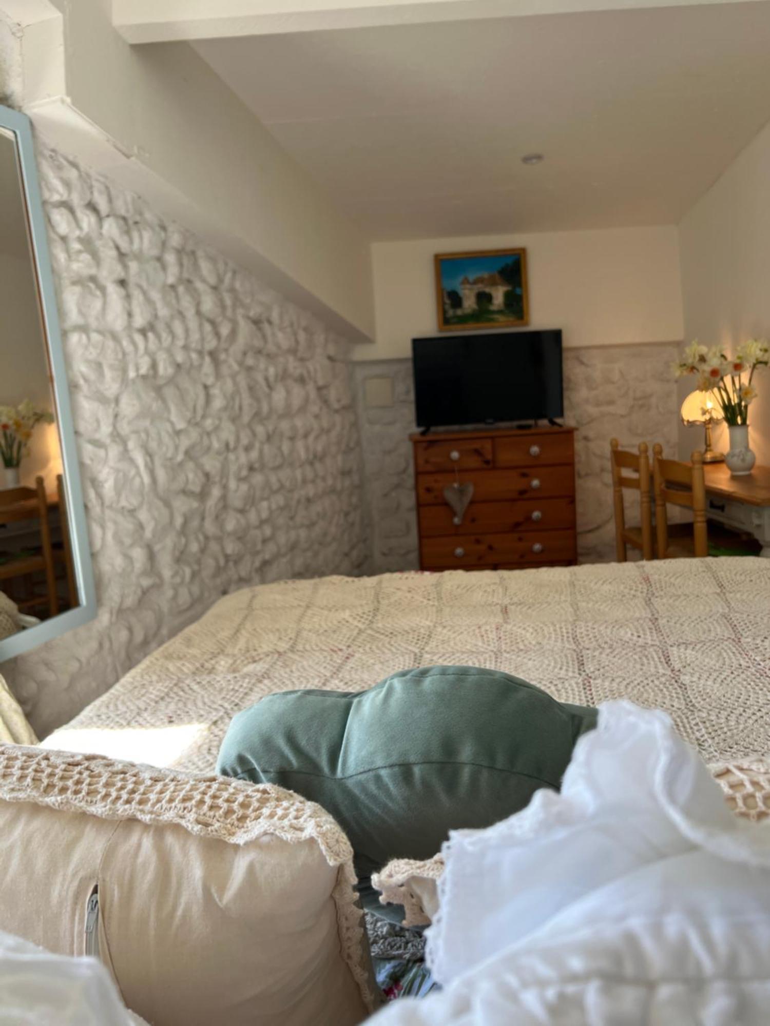 Entire Apartment With Swimming Pool Near Aubeterre Saint-Romain  Εξωτερικό φωτογραφία