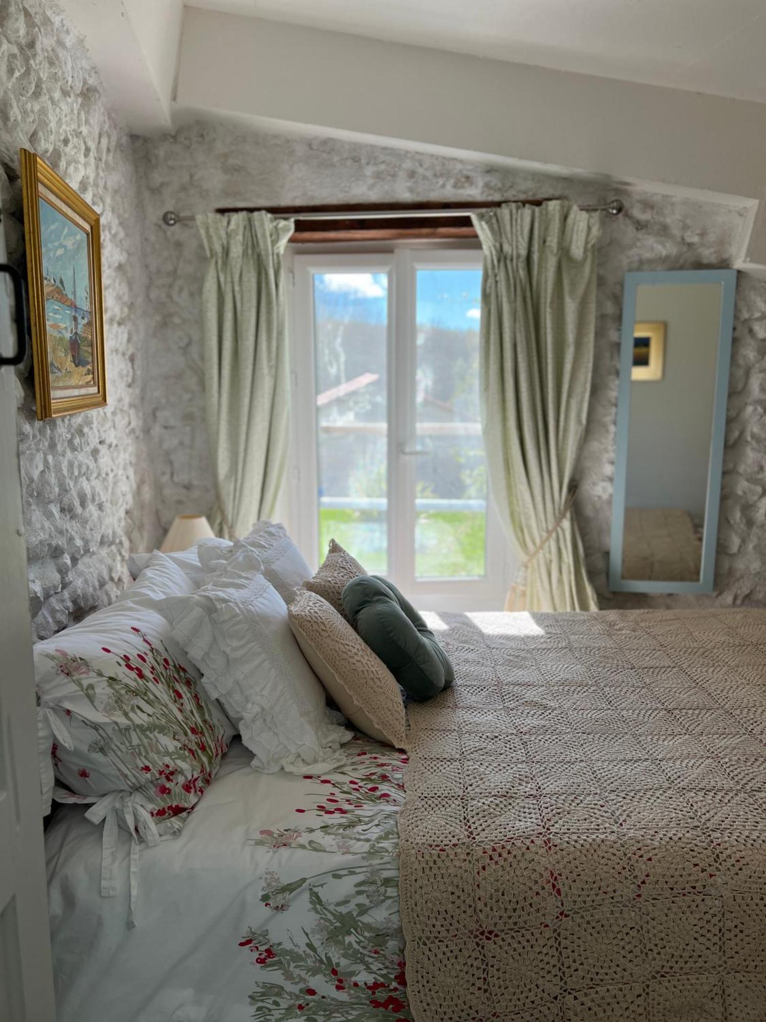 Entire Apartment With Swimming Pool Near Aubeterre Saint-Romain  Εξωτερικό φωτογραφία