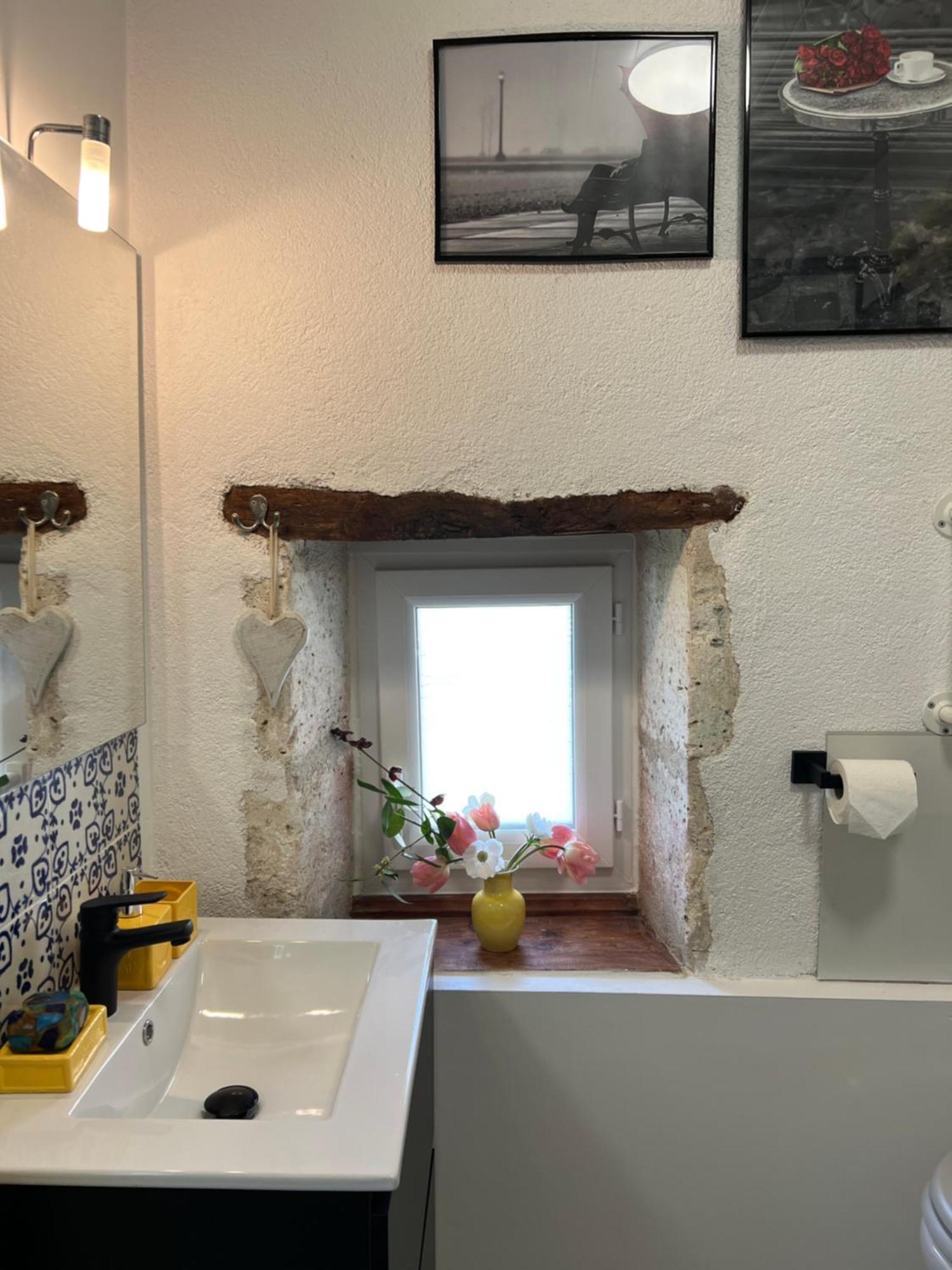 Entire Apartment With Swimming Pool Near Aubeterre Saint-Romain  Εξωτερικό φωτογραφία
