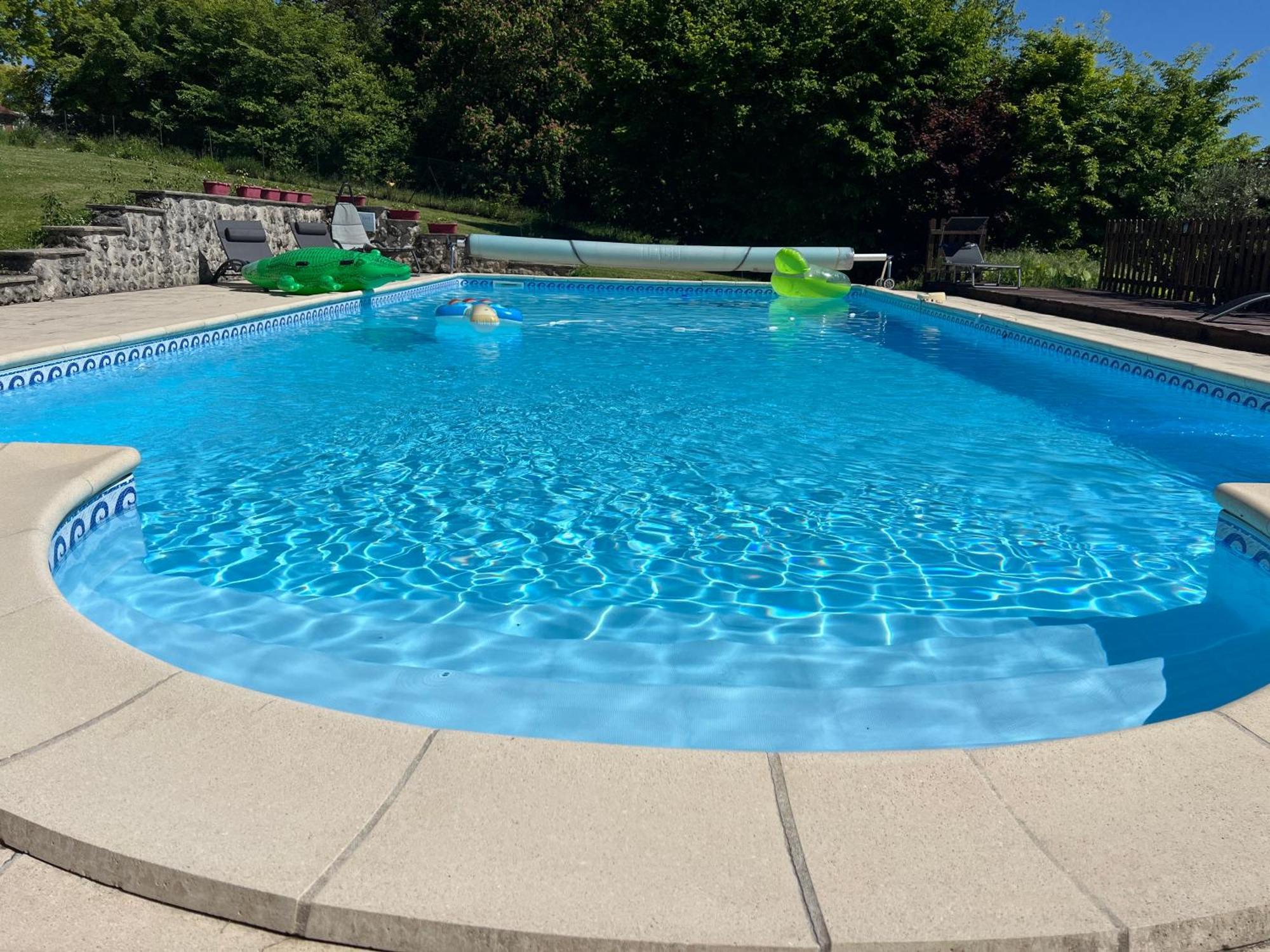 Entire Apartment With Swimming Pool Near Aubeterre Saint-Romain  Εξωτερικό φωτογραφία